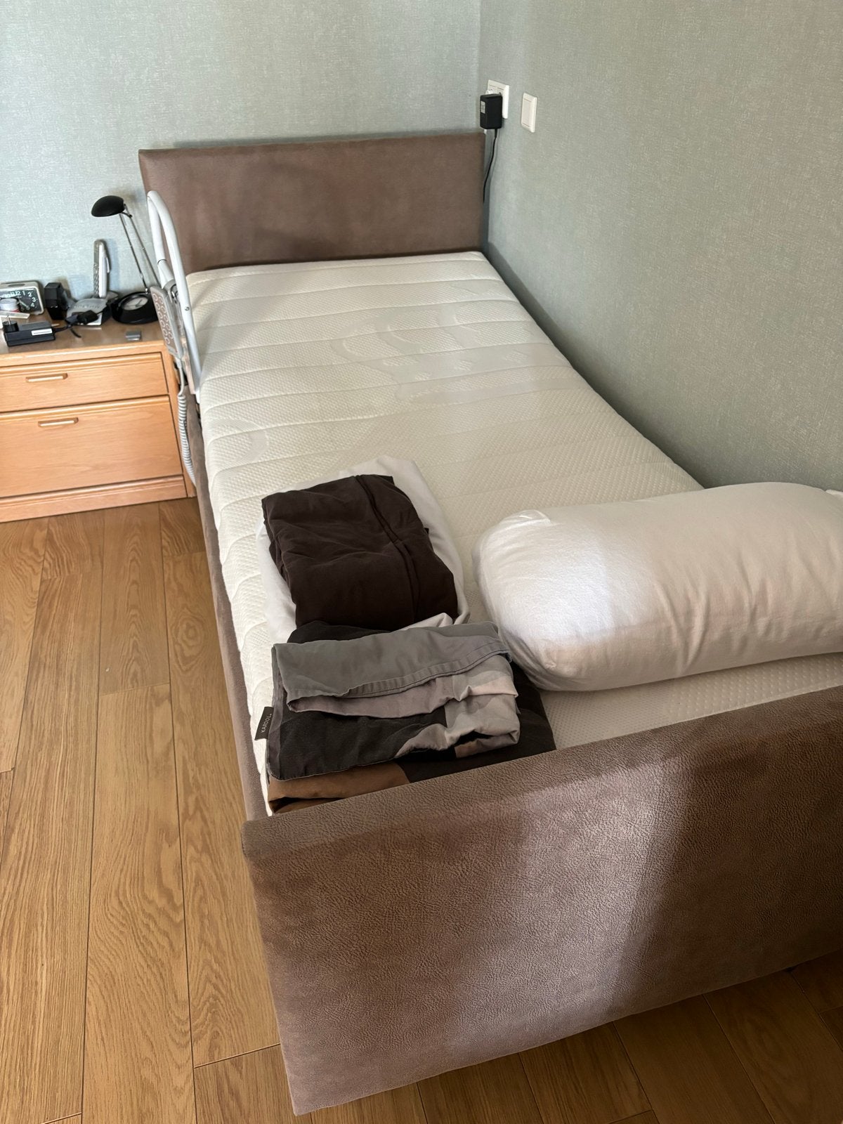 Thuiszorgbed / verpleegbed met matras, Huis en Inrichting, Slaapkamer | Bedden, Ophalen, 90 cm, Eenpersoons, Bruin