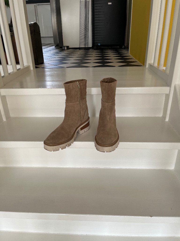 Dameslaarzen mast 41 beige suède leer nieuw, Beige, Lage of Enkellaarzen, Nieuw, Ophalen of Verzenden