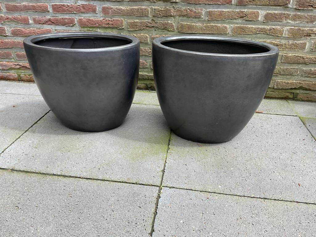 TE KOOP AANGEBODEN: 2 BLOEMPOTTEN, Ophalen, Zo goed als nieuw