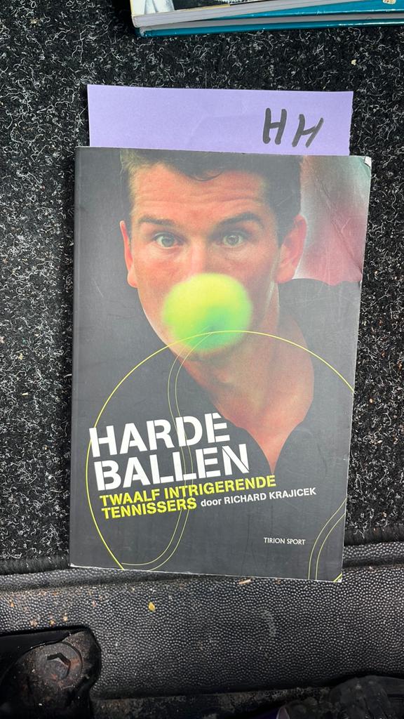 Harde Ballen: Twaalf Intrigerende Tennissers - Richard Kraji, Boeken, Ophalen of Verzenden, Zo goed als nieuw, Balsport