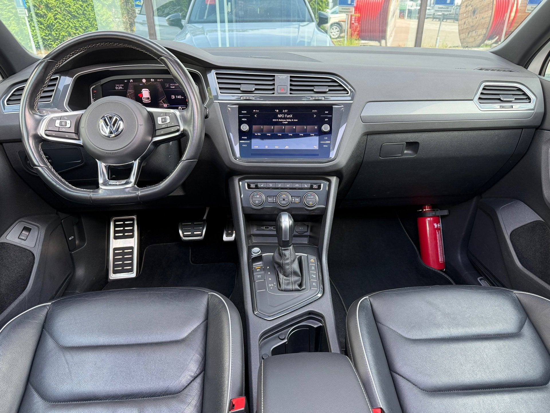 Volkswagen Tiguan 1.5 TSI ACT Highline Business R - Pano/Sch, Dealer onderhouden, 4 cilinders, 150 pk, Wit