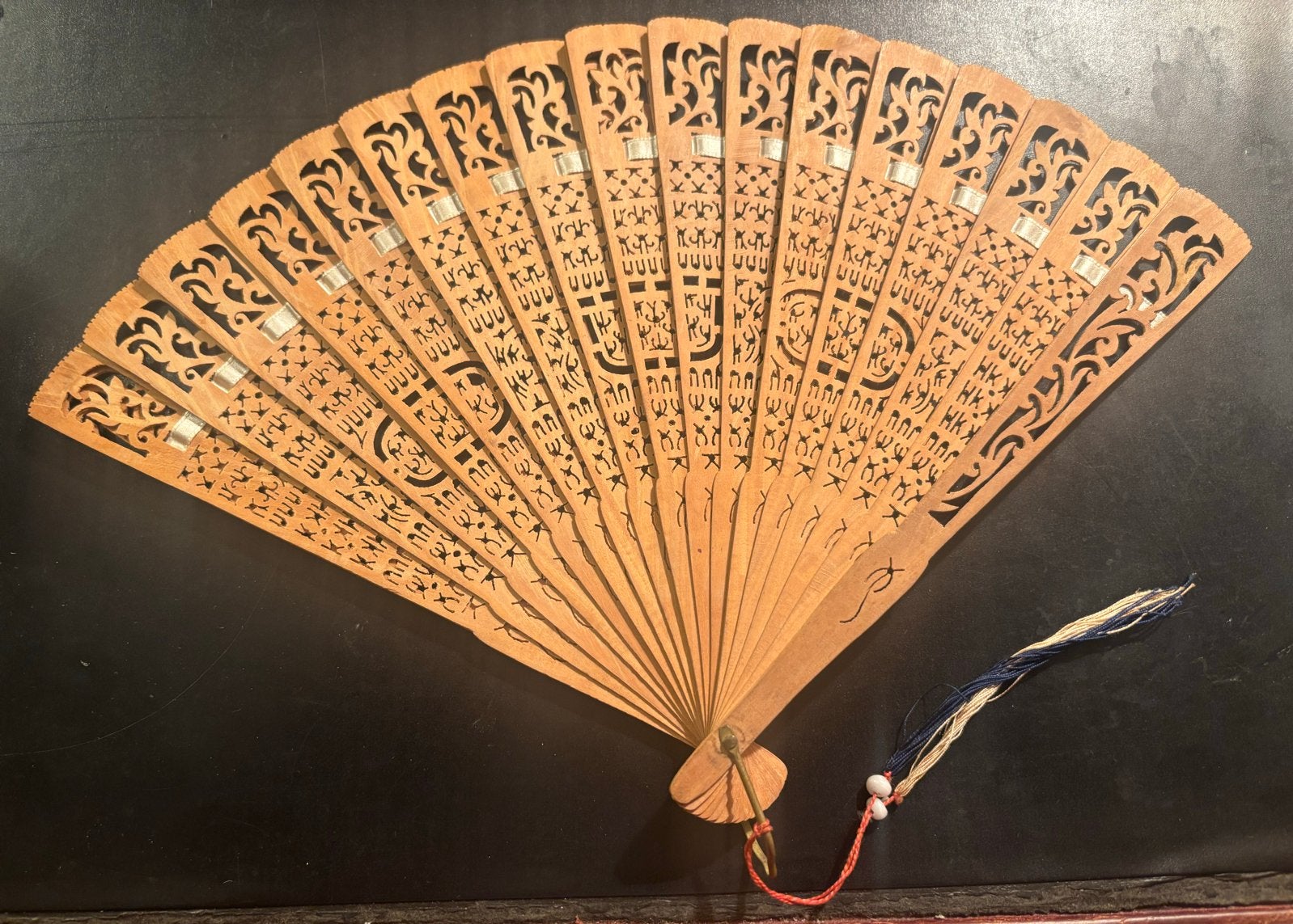 Antieke houten waaier met gedetailleerd snijwerk, Ophalen of Verzenden