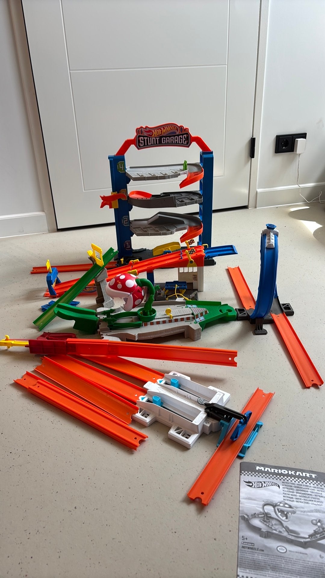 Hot Wheels Stunt Garage & Mario Kart + 2 meer banen, Kinderen en Baby's, Speelgoed | Speelgoedvoertuigen, Ophalen, Gebruikt
