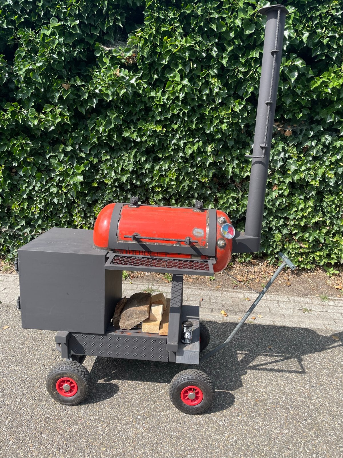 Unieke handgemaakte smoker BBQ op wielen, Ophalen, Gebruikt