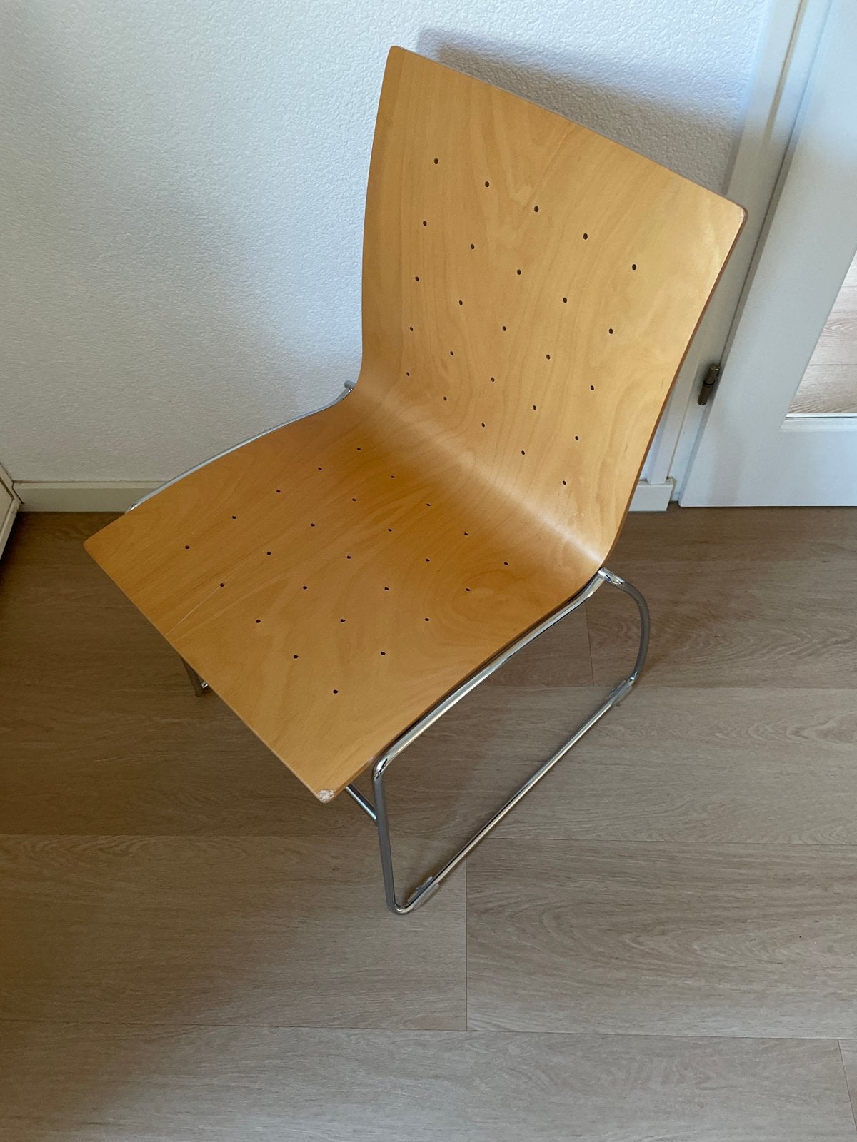 Moderne houten stoel met metalen frame, Huis en Inrichting, Gebruikt, Overige kleuren, Ophalen of Verzenden, Eén