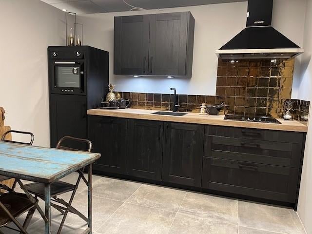 Showroomkeuken hout zwart keuken Smeg victoria landelijk, Huis en Inrichting, Keuken | Complete keukens, Zwart, Nieuw, Enkelwandige keuken