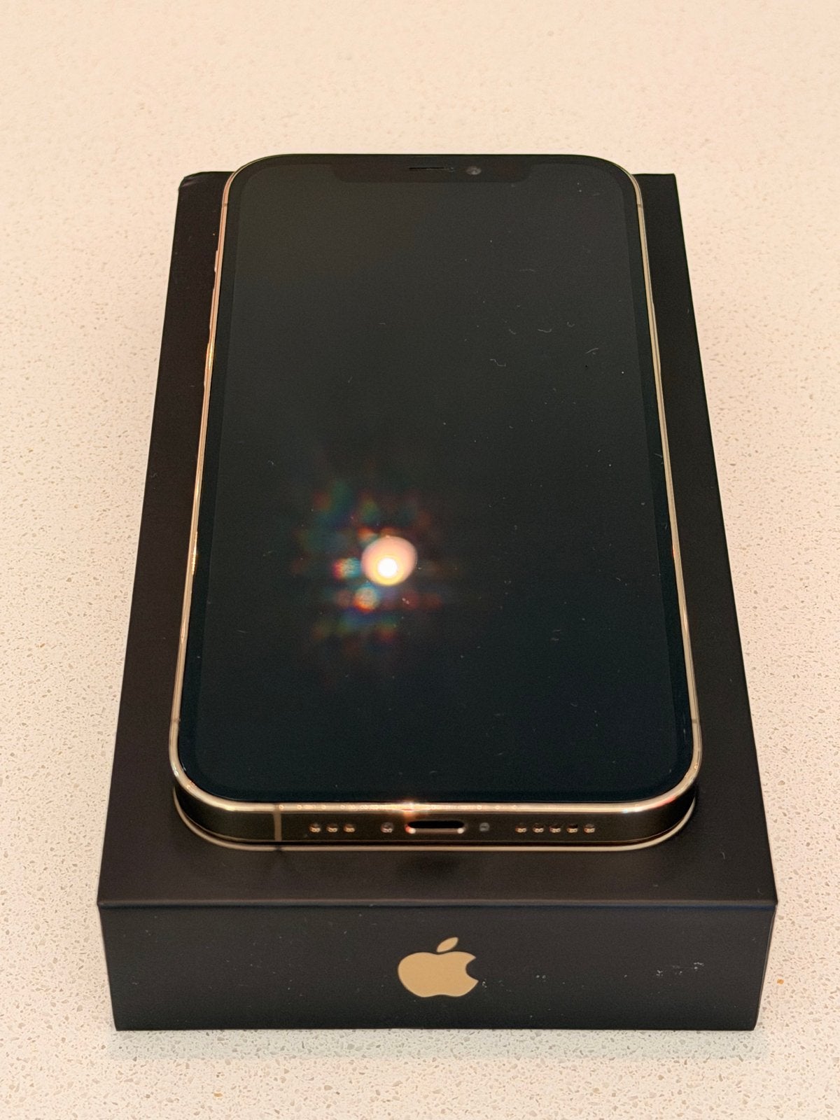 iPhone 12 Pro 256 GB Goud met 4 hoesjes, 256 GB, Zo goed als nieuw, Zonder simlock, Zonder abonnement