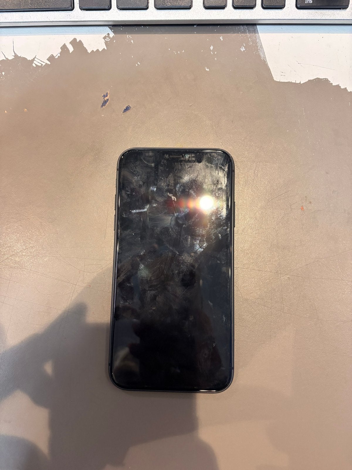 iPhone 11 Zwart - Schermdefect, Batterij 74%, Telecommunicatie, Gebruikt, Zwart, 64 GB, Zonder simlock