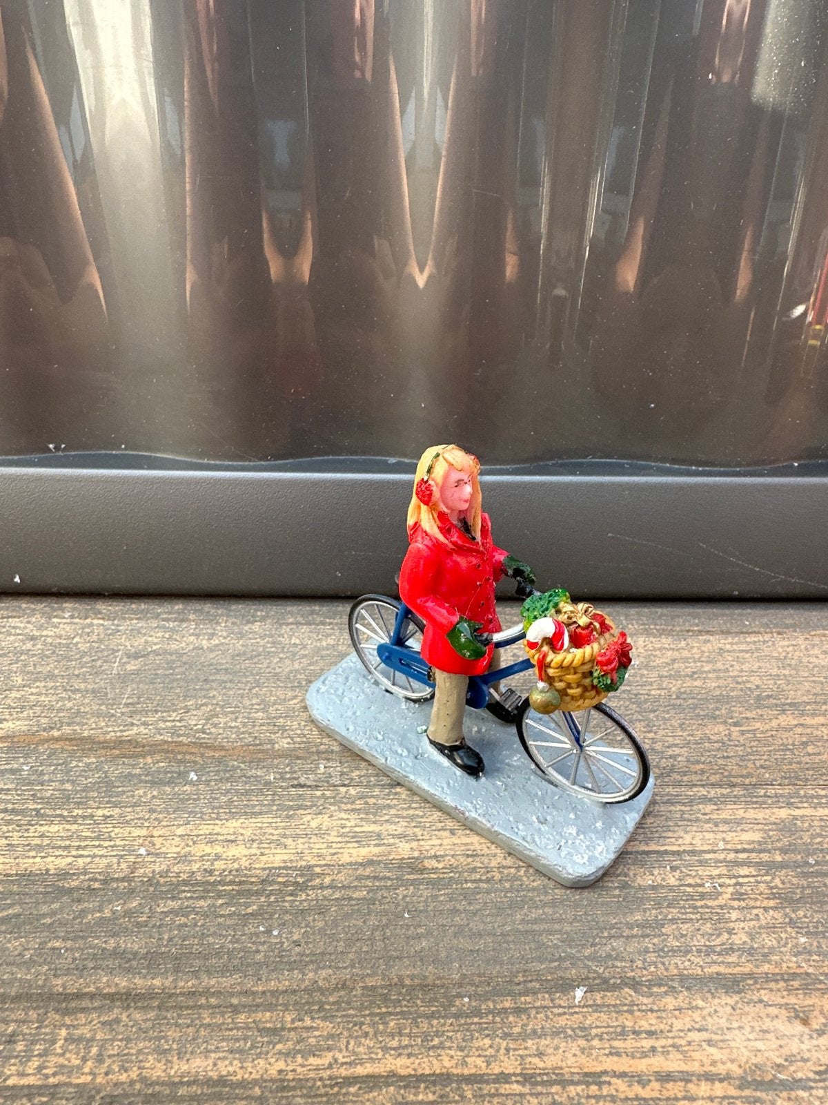 Lemax fuguurtje - meisje op fiets, Ophalen of Verzenden