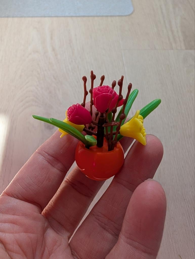 Miniatuur plastic vaas met bloemen voor poppenhuis, Ophalen of Verzenden, Gebruikt, Toebehoren