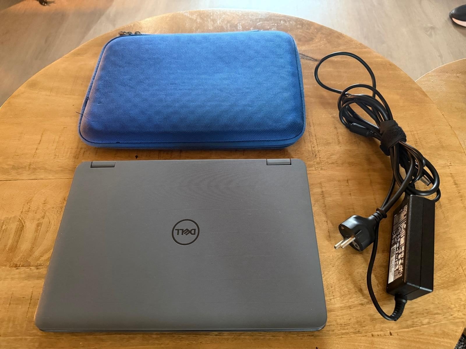 Dell Laptop met Windows 11 en beschermhoes, Ophalen, Gebruikt, 2 tot 3 Ghz, Qwerty