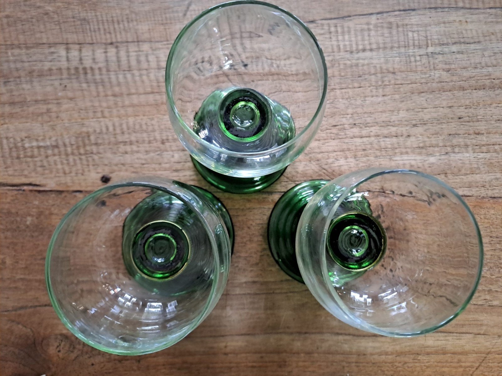 drie vintage wijnglazen op  groene ribbelvoet, Ophalen of Verzenden, Glas, Overige stijlen, Glas of Glazen