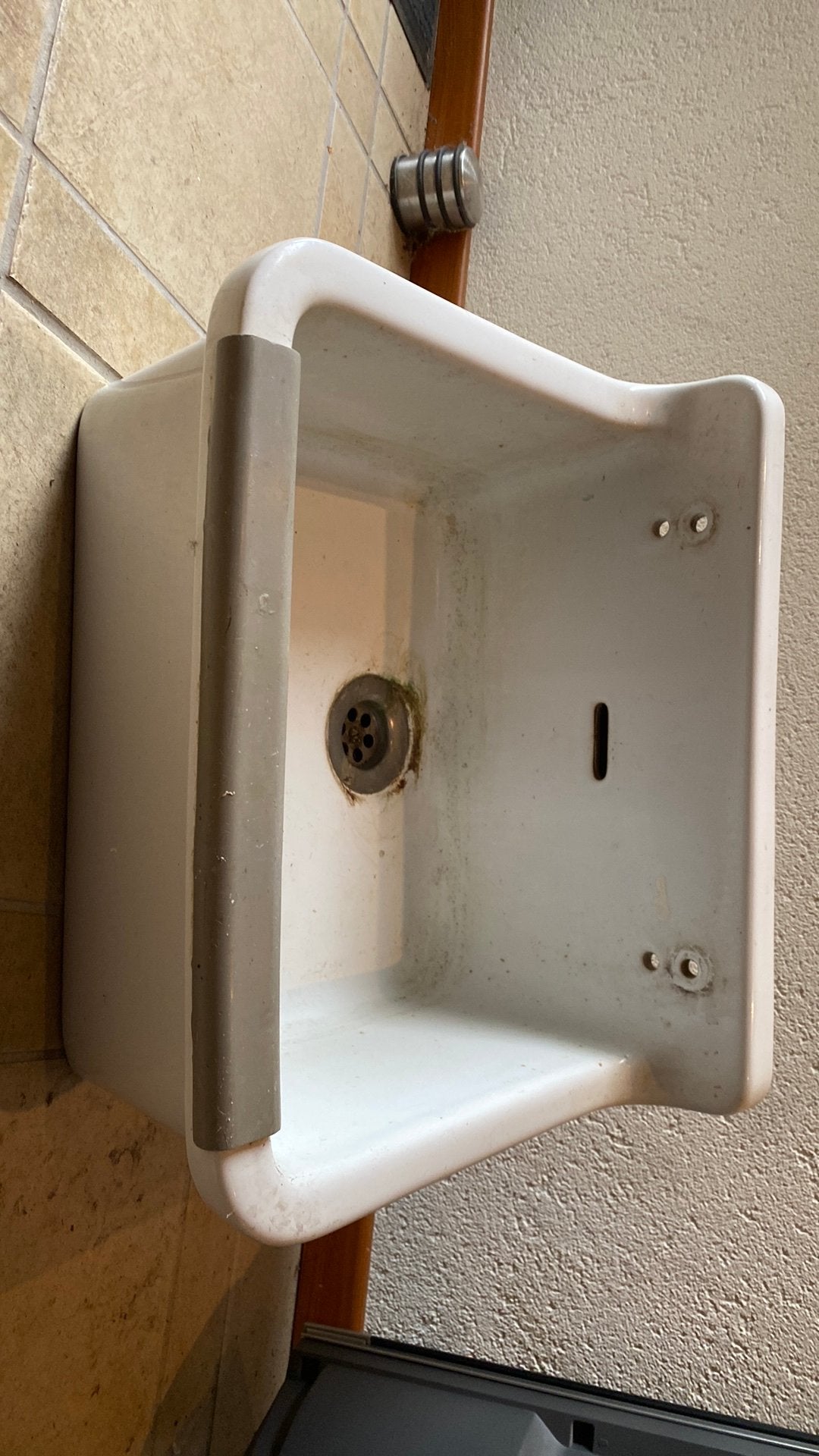 Vintage keramische wasbak uit voormalig verenigingsgebouw, Ophalen, Gebruikt