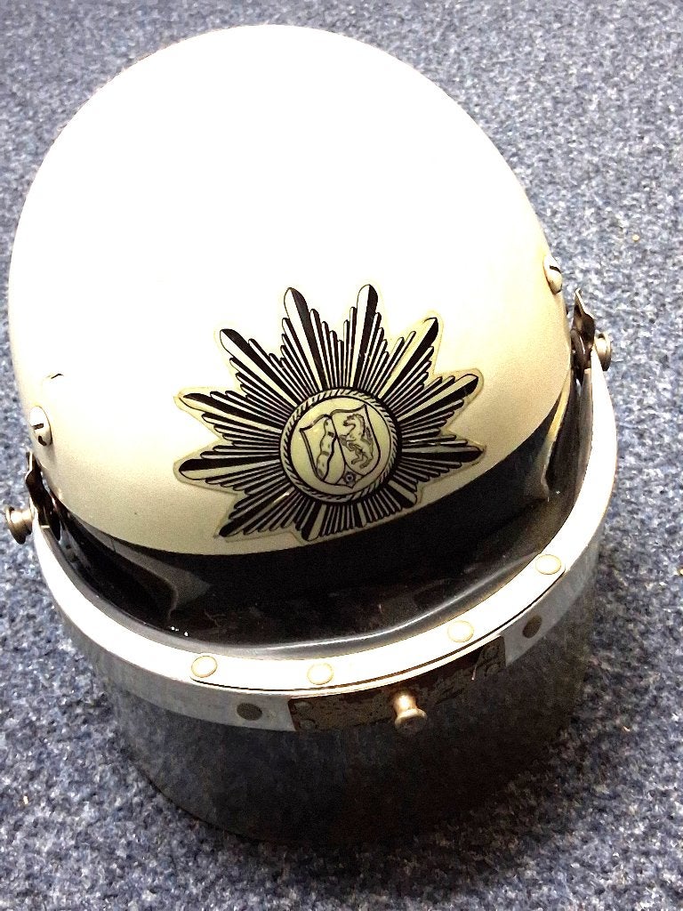 Bereitschafts Helmet mit Klappvisier- Oude ME Helm Duitsland, Ophalen of Verzenden, Landmacht, Nederland, Embleem of Badge