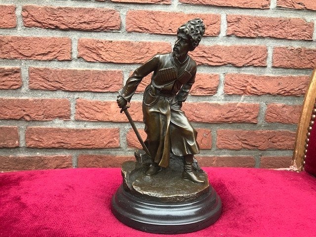 kozak met bontmuts en sabel, brons en marmer, Ophalen of Verzenden, Brons