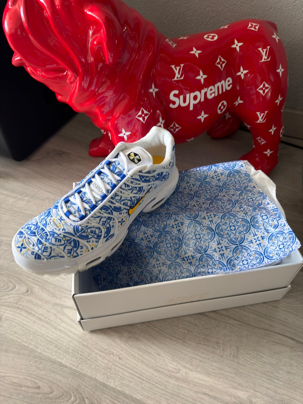 Nike Air Max Plus TN Azulejo Lisbon (Maat 46), Ophalen, Nieuw, Blauw, Sneakers of Gympen