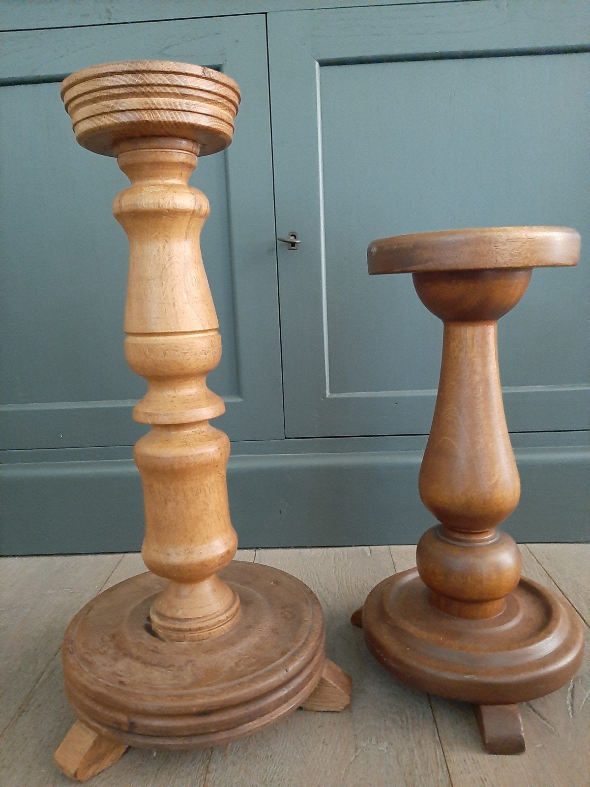 2 grote houten kaarsenstandaards / kandelaars, Antiek en Kunst, Antiek | Kandelaars, Ophalen of Verzenden, Koper of Brons