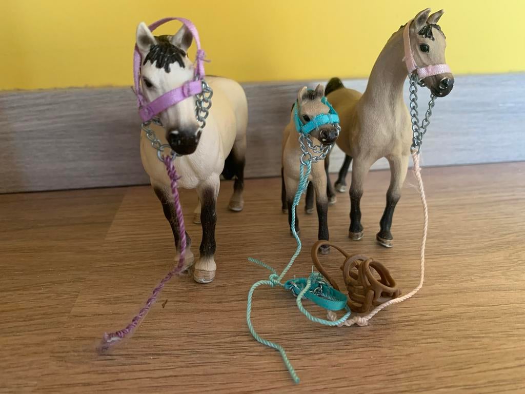 Schleich paardenfamilie met halsters, Ophalen of Verzenden, Zo goed als nieuw