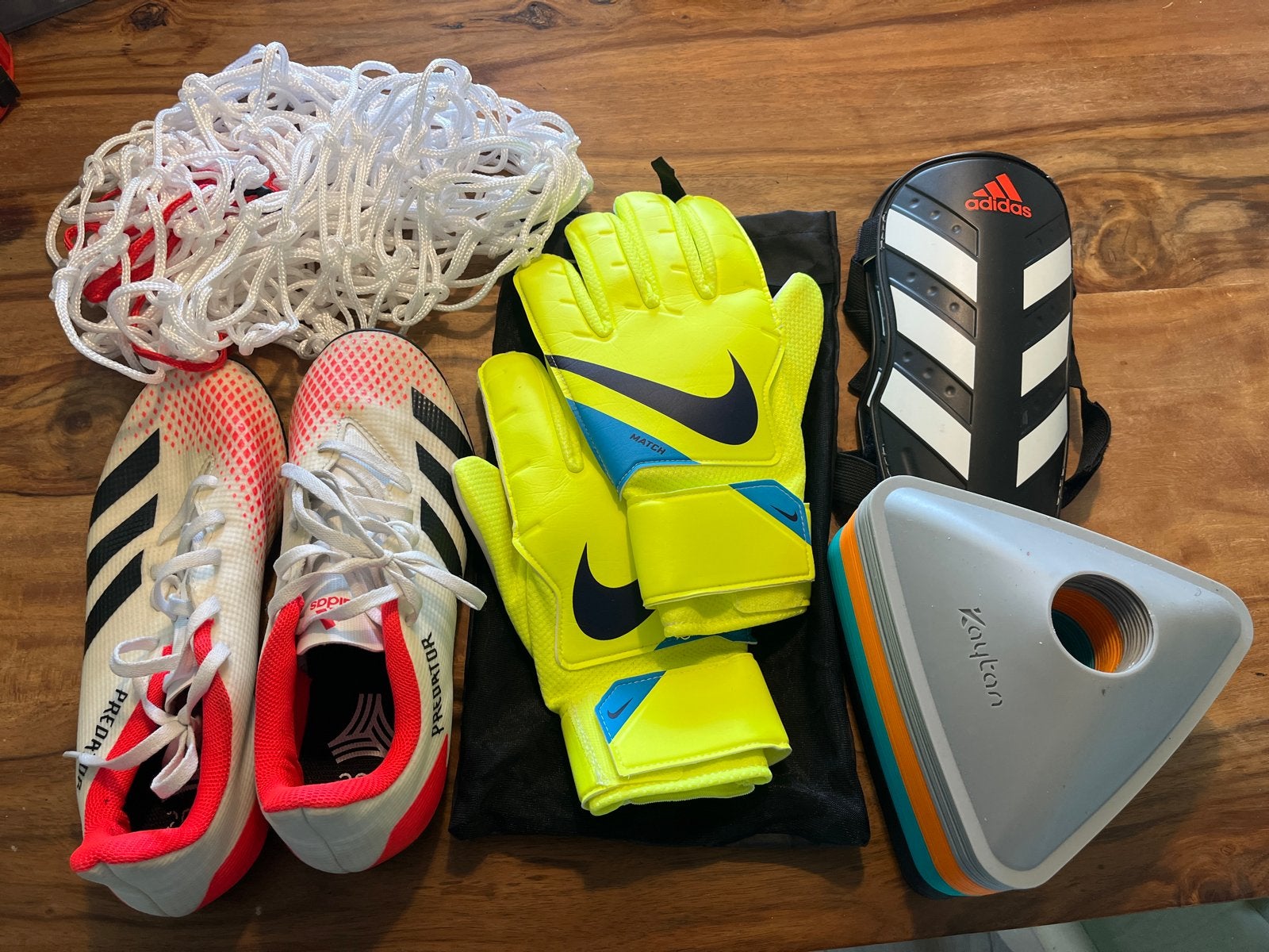 Diverse voetbalartikelen: schoenen, keepershandschoenen, etc, Sport en Fitness, Voetbal, Ophalen, Zo goed als nieuw, Set