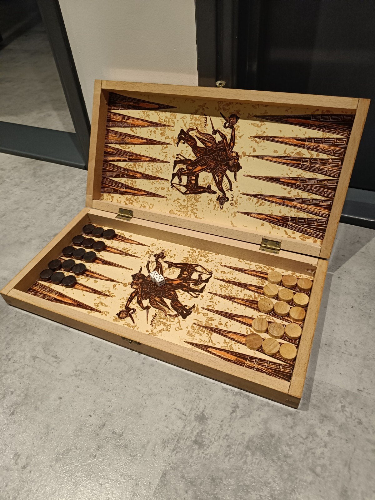 Fraai houten backgammon spel - Handgemaakt design, Een of twee spelers, Ophalen of Verzenden, Zo goed als nieuw, Onbekend