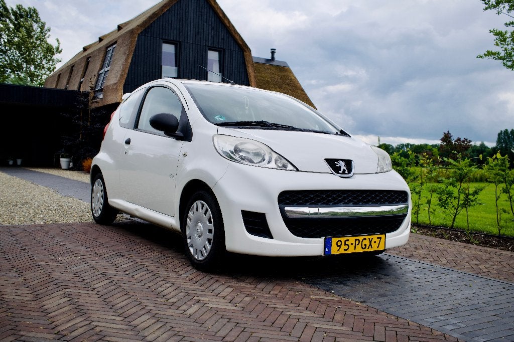 Peugeot 107 1.0 12v 68pk 3dr 2011 Wit, Auto's, Voorwielaandrijving, Stof, 4 cilinders, 4 stoelen