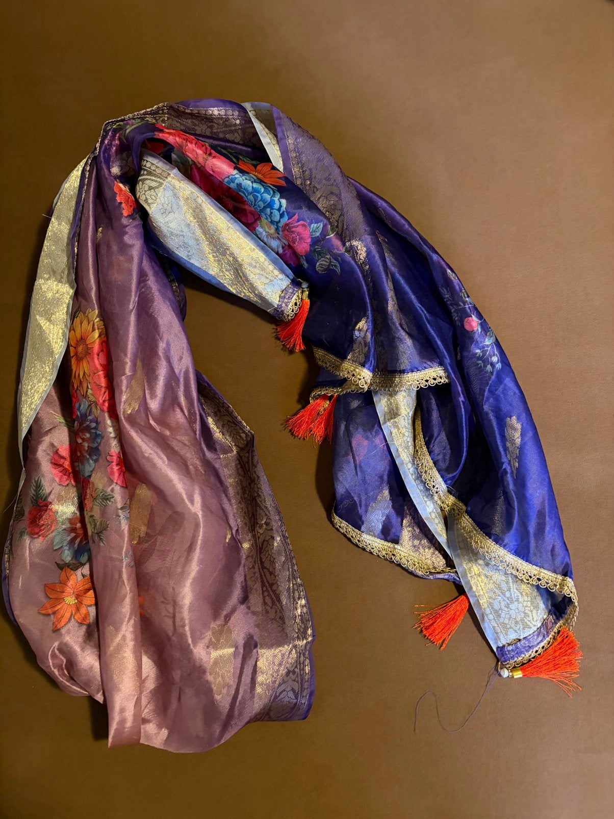 Indiase dupatta met bloemen, goud & kwastjes, Ophalen of Verzenden, Nieuw