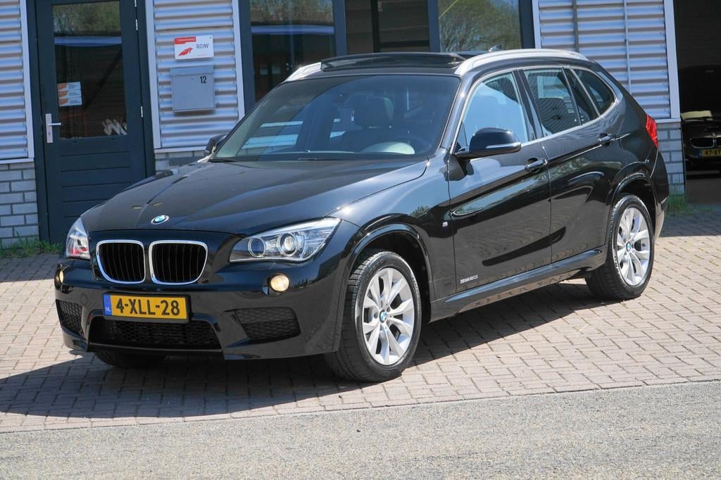 BMW X1 SDrive20i 1STE EIGENAAR M-SPORT PANO, 4 cilinders, Zwart, 184 pk, SUV of Terreinwagen