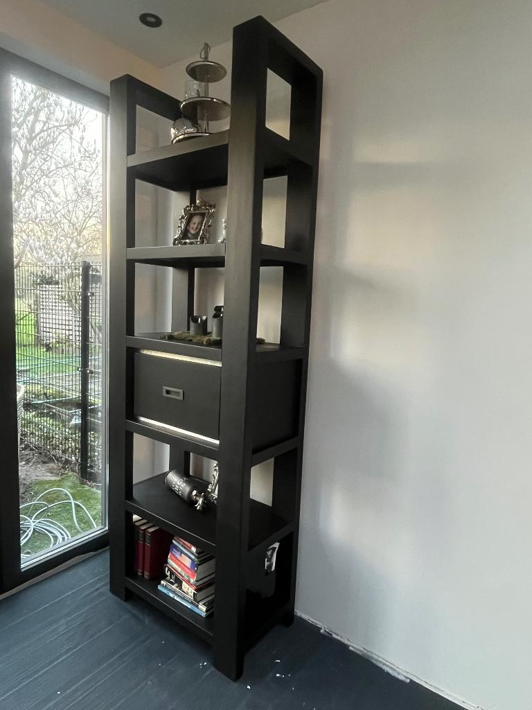 Elegante Boekenkast zwart stevig eikenhout, Ophalen, Met plank(en), Gebruikt, Mijn stijl
