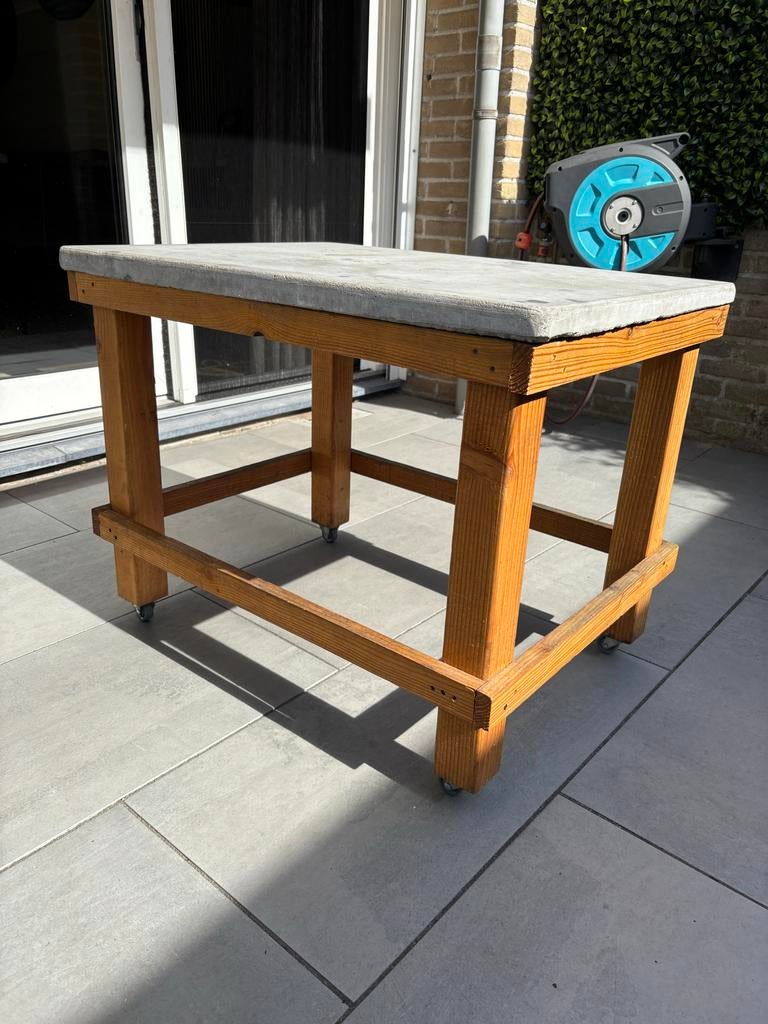 Douglas tafel met betonnen blad op wielen, Tuin en Terras, Ophalen, Gebruikt, Rechthoekig, Hout