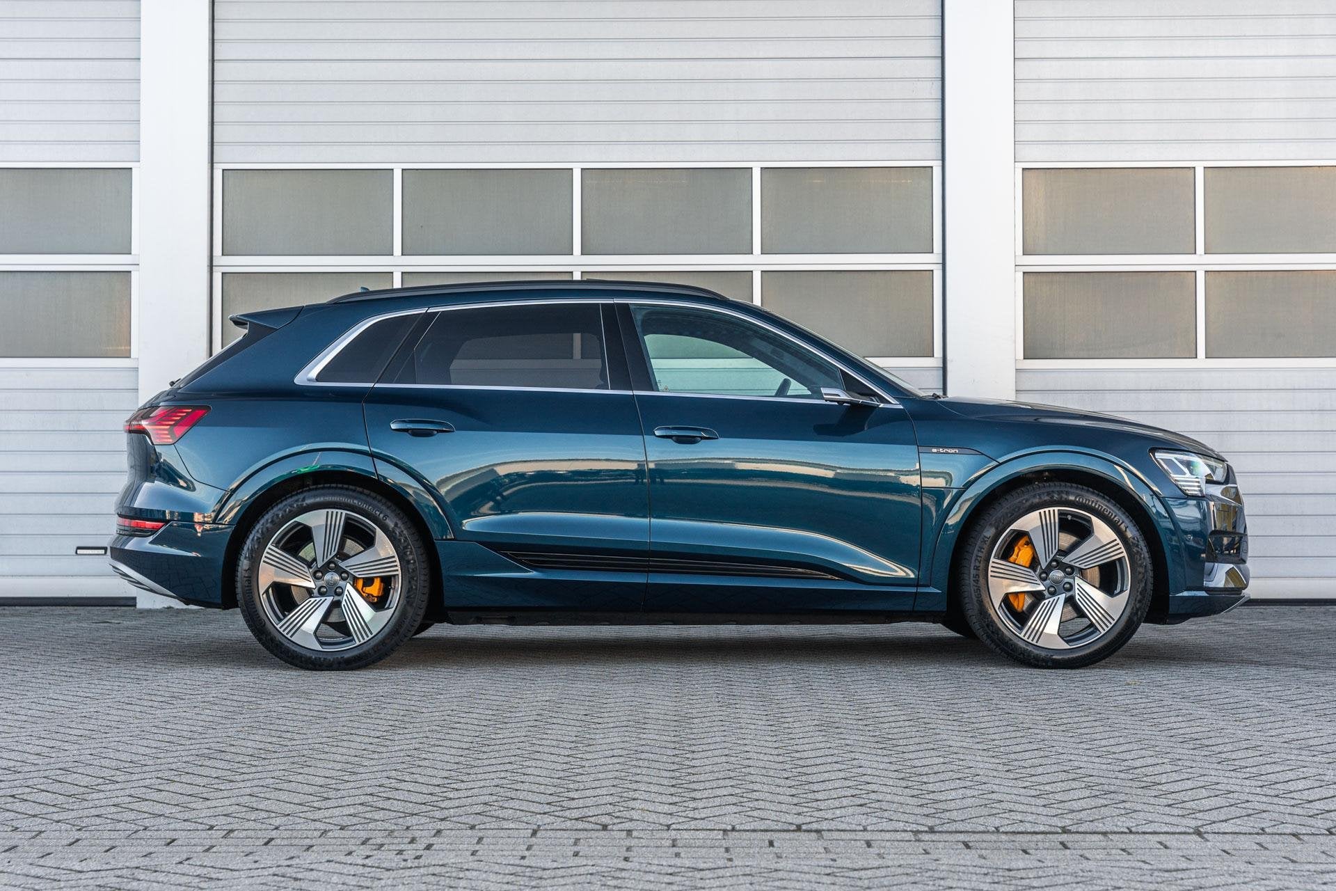 Audi e-tron 55 408pk quattro Advanced Plus 95 kWh | Trekhaak, Auto's, Automaat, 131 €/maand, Zwart, 95 kWh