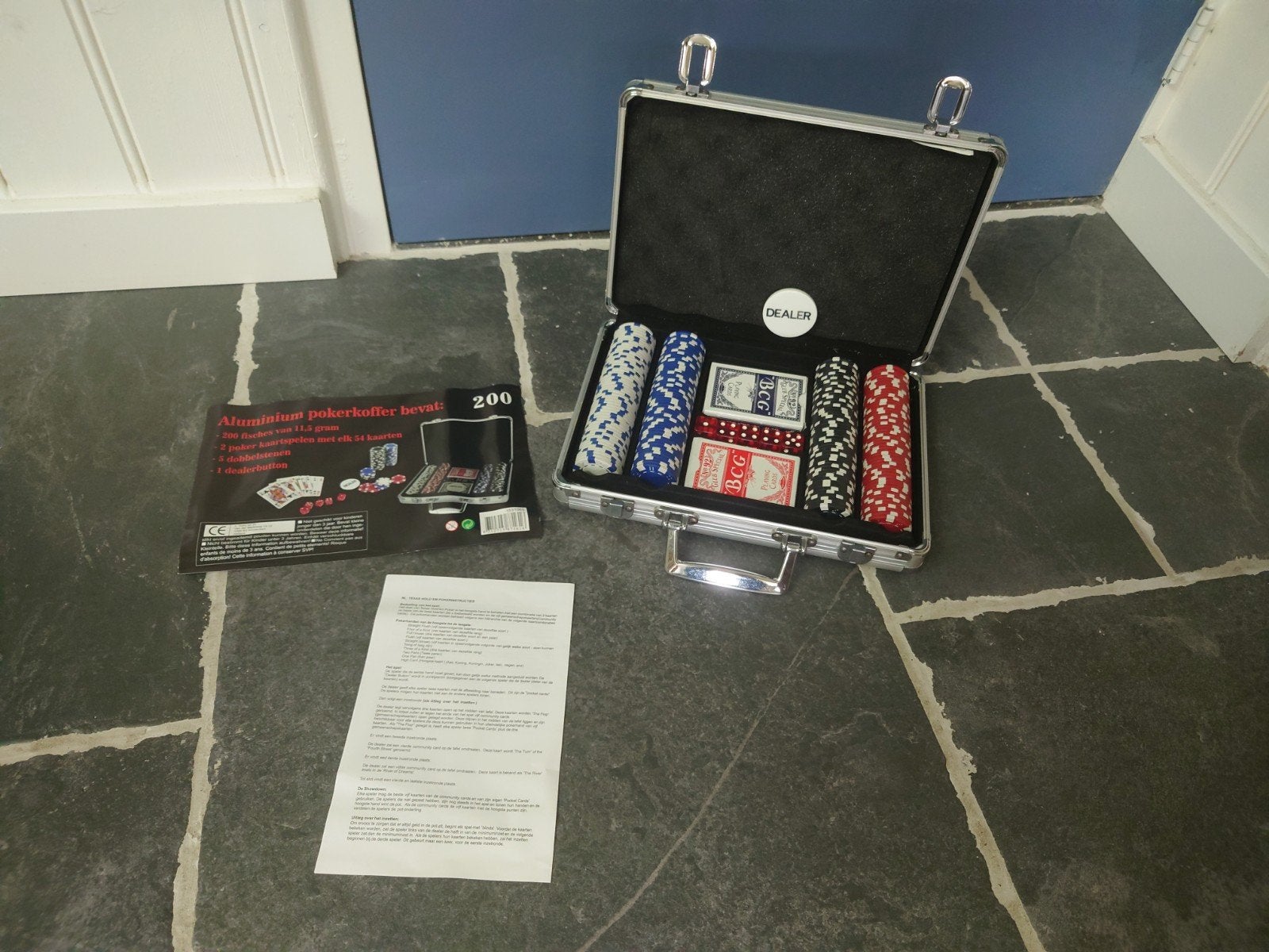 Complete pokerset (200 fiches) met handleiding, NIEUW!, Hobby en Vrije tijd, Ophalen of Verzenden, Nieuw