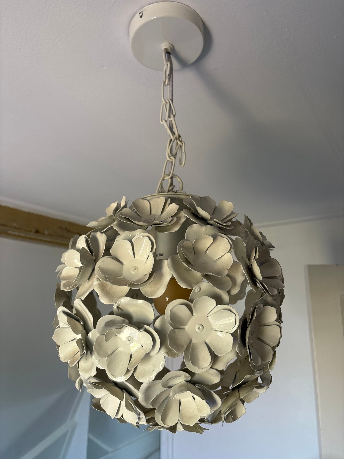 Witte bloemen hanglamp - sfeervolle verlichting, Ophalen of Verzenden, Gebruikt, Metaal, E27 (groot)