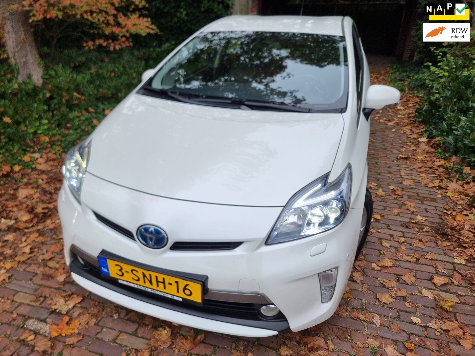 Toyota Prius 1.8 Plug-in Executive Business Xenon/Leer/JBL, Auto's, Gebruikt, Zwart, Wit, Verwarmde buitenspiegels