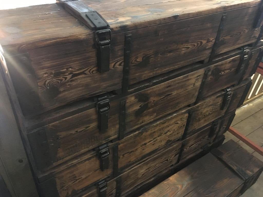 Foto 12 van Hele gave gebrande en geborstelde houten legerkisten