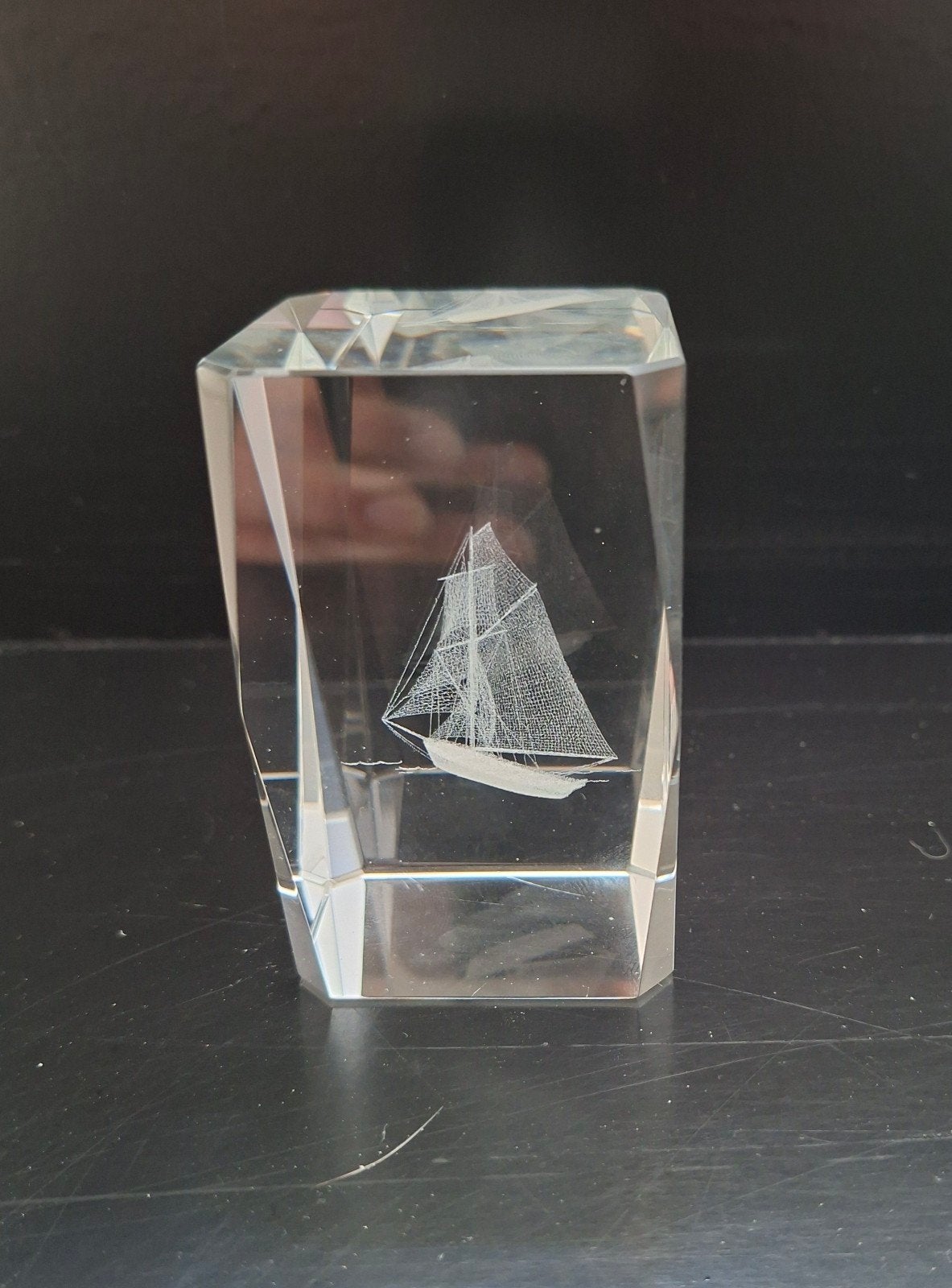 Glazen beeldje met 3D zeilboot - 7.8 cm hoog, Huis en Inrichting, Ophalen of Verzenden, Zo goed als nieuw, Modern, Wit