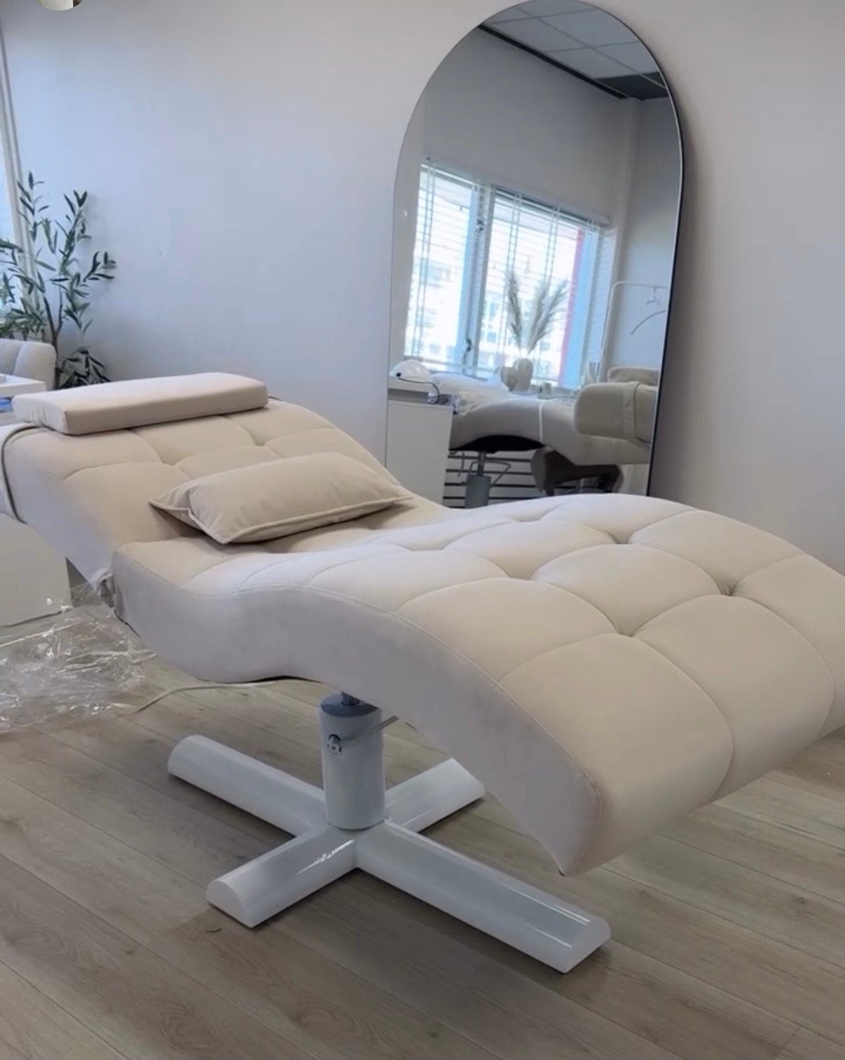 Luxe behandelstoel /schoonheidssalon beige/crème verstelbaar, Huis en Inrichting, Ophalen, Overige kleuren, Nieuw, Eén