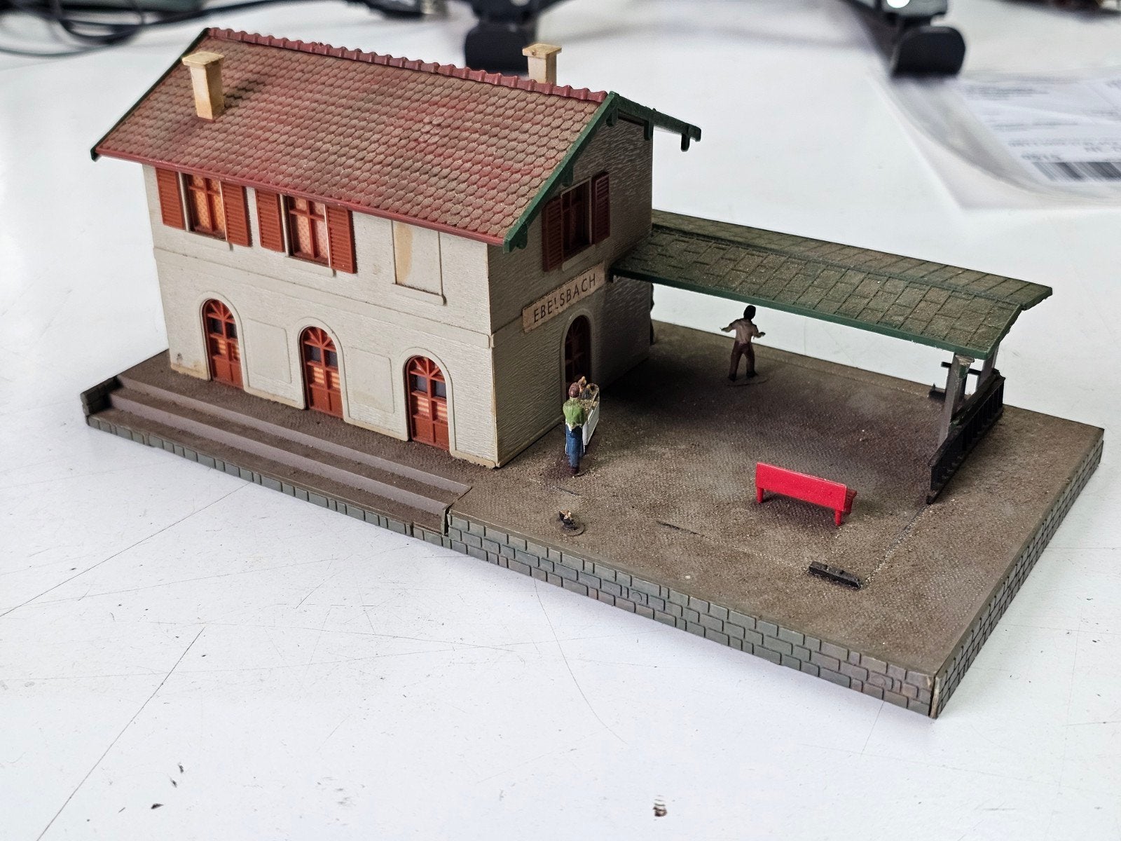 Modeltrein HO station met figuren - Ebersbach, Ophalen of Verzenden, Gebruikt, Brug, Tunnel of Gebouw
