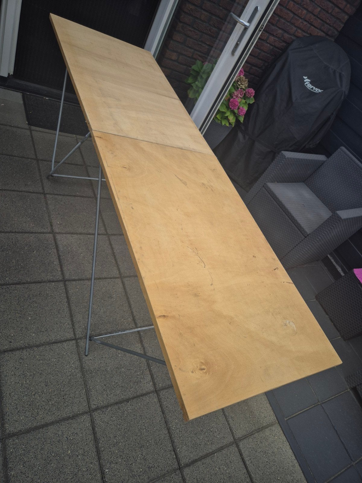 Opvouwbare houten (behang) tafel met metalen onderstel, Gebruikt, 50 tot 100 cm, Vier personen, Rechthoekig