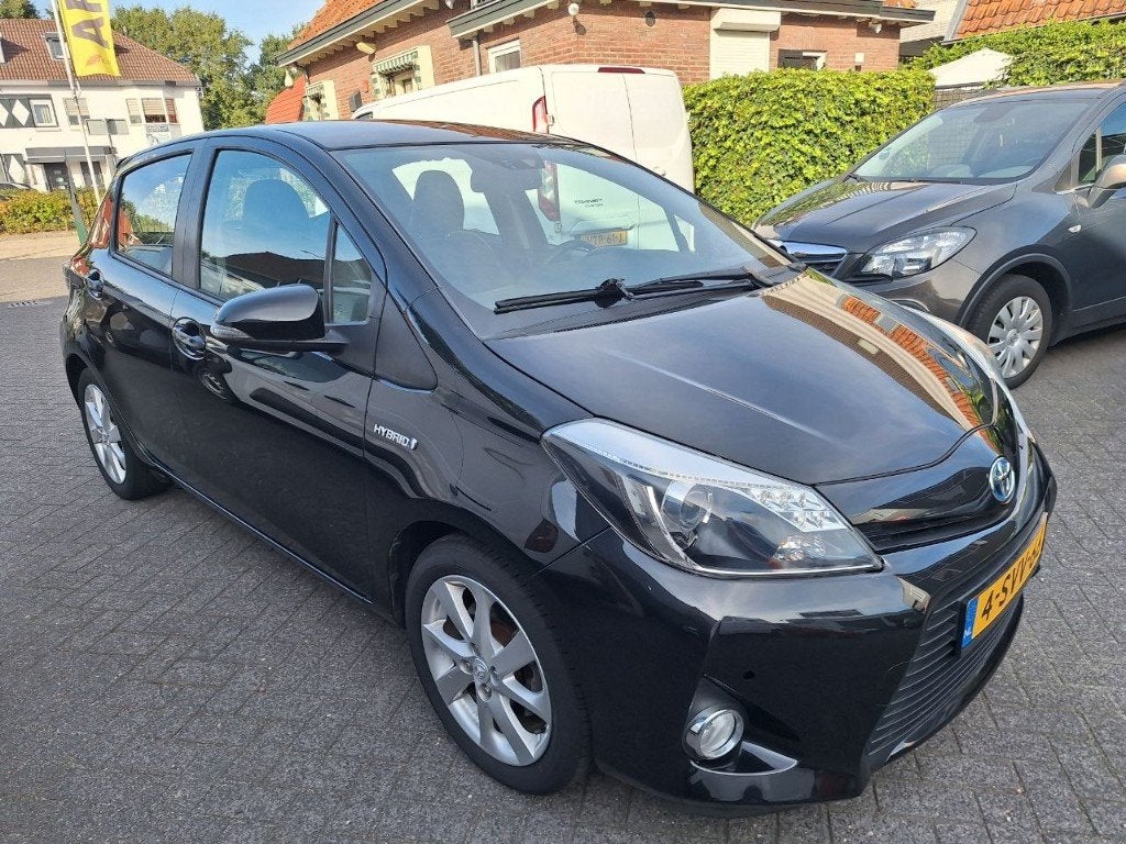 Toyota Yaris 1.5 Full Hybrid CVT 5DR 2014 Zwart, Auto's, Toyota, Euro 5, 1497 cc, 74 pk, 4 cilinders
