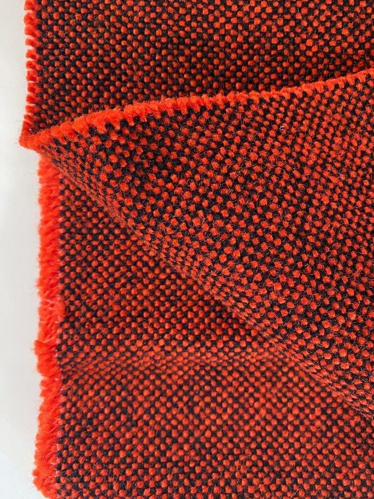 Kvadrat Hallingdal 65 596 restanten meubelstof; oranje+zwart, Wol, 120 cm of meer, Nieuw, Oranje