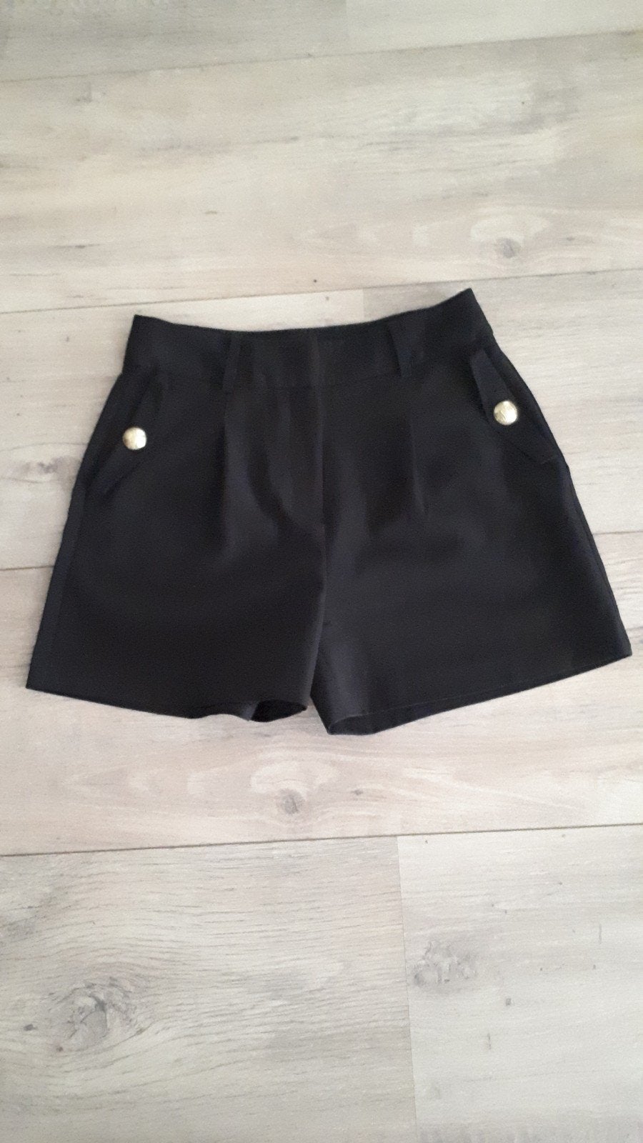 Nikkie zwarte shorts met gouden knopen - Maat 38/40 (M), Maat 38/40 (M), Kort, Zwart, Ophalen of Verzenden