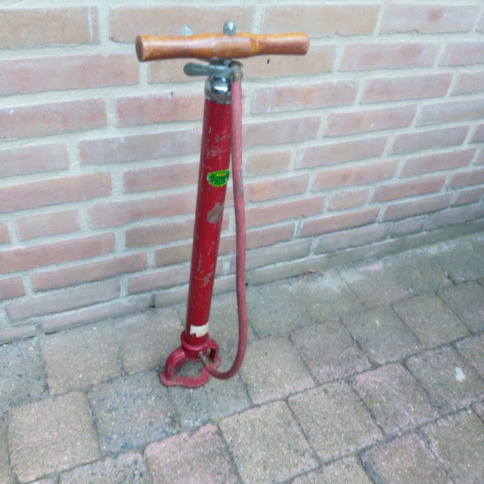 Vintage rode fietspomp met houten handvat, Ophalen of Verzenden, Gebruikt