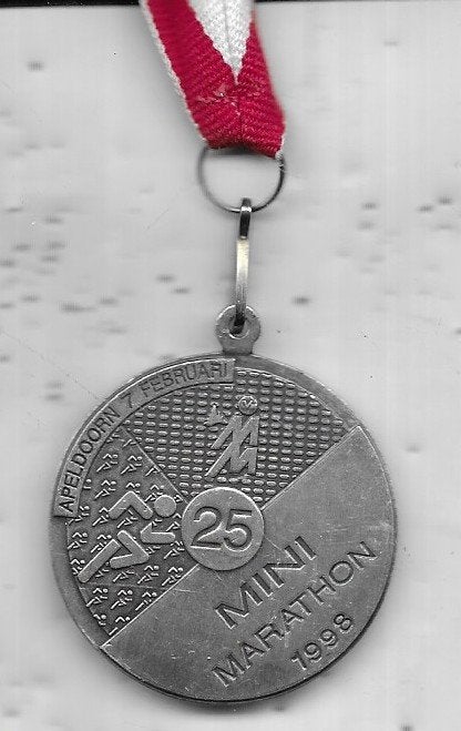 APELDOORN MARATHON MEDAILLE, Ophalen of Verzenden, Overige materialen, Nederland