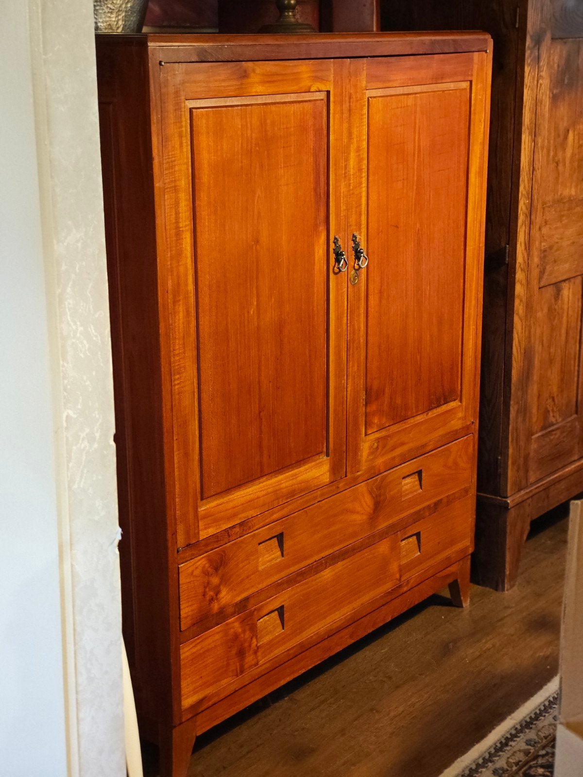 Diepe houten kast, Ophalen