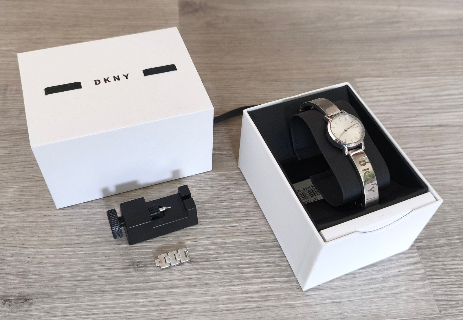 DKNY Dameshorloge Zilverkleurig met Witte Wijzerplaat, Sieraden, Tassen en Uiterlijk, Horloges | Dames, Ophalen of Verzenden