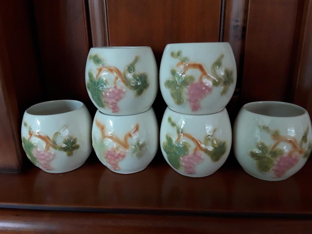 Barbotine. 6 bekertjes/kommetjes/potjes, Antiek en Kunst, Curiosa en Brocante, Ophalen of Verzenden