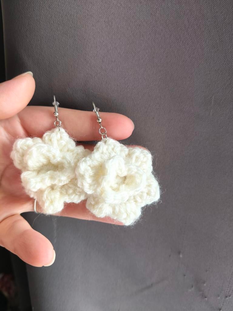 Gehaakte Witte Rozen Oorbellen - Handgemaakt & Uniek, Ophalen, Overige materialen, Hangers, Wit