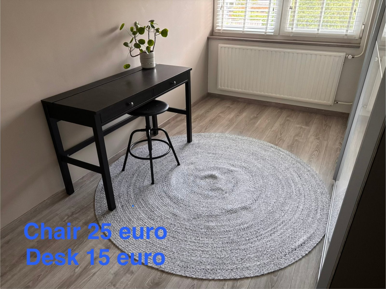 Black chair and desk, Huizen en Kamers, Kamers te huur