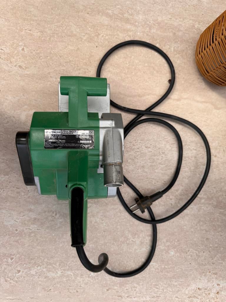 Hitachi bandschuurmachine - Krachtige 750W schuurmachine, Doe-het-zelf en Verbouw, Gereedschap | Schuurmachines, Ophalen, Zo goed als nieuw
