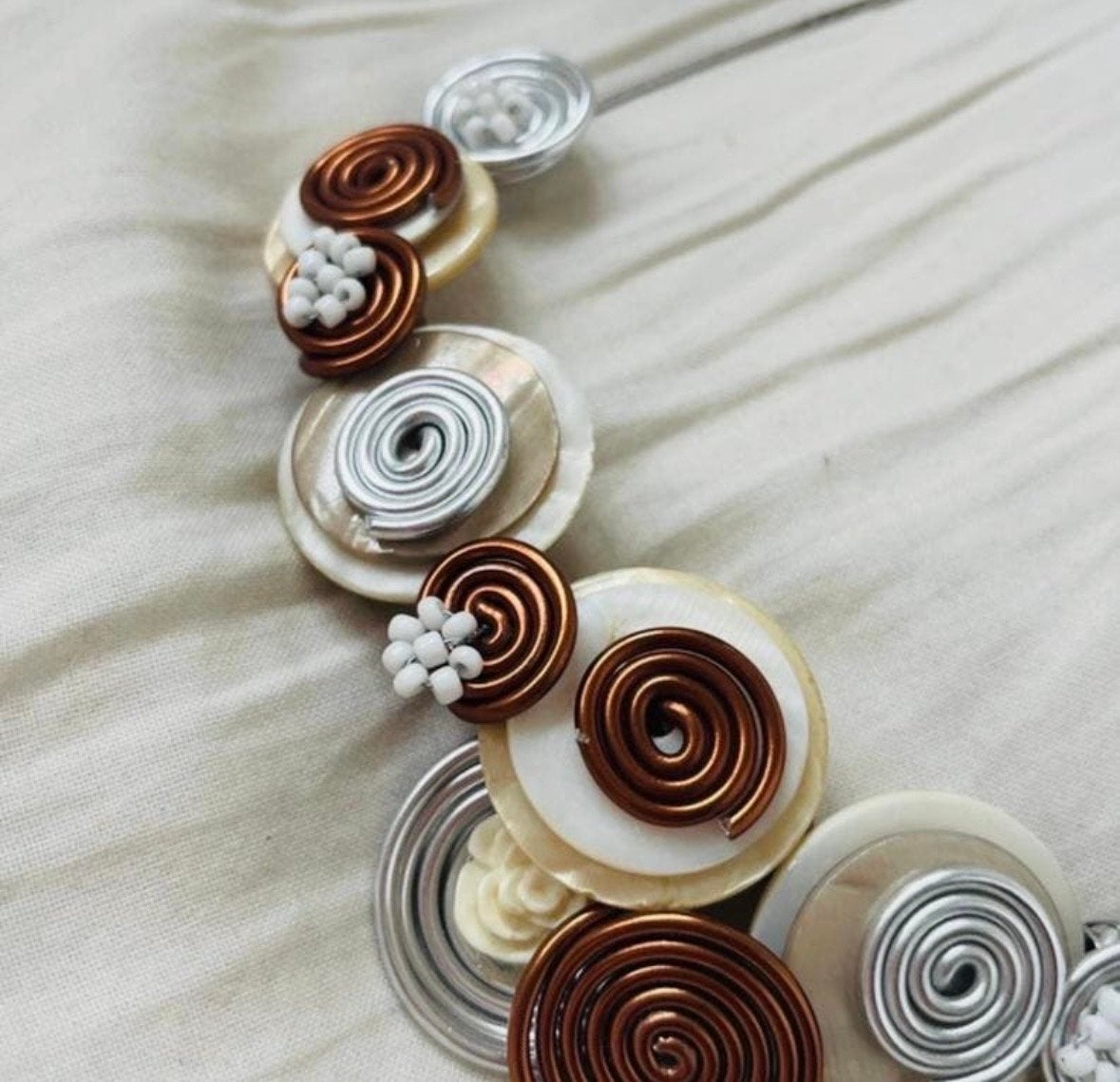 Handgemaakte ketting met spiraalvormige hangers, Ophalen of Verzenden, Zo goed als nieuw, Overige kleuren, Overige materialen
